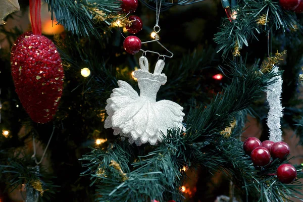 クリスマスツリー上の装飾やお祝いのおもちゃ — ストック写真