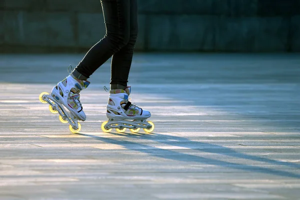 Силуетні пари ніг на роликових ковзанах — стокове фото