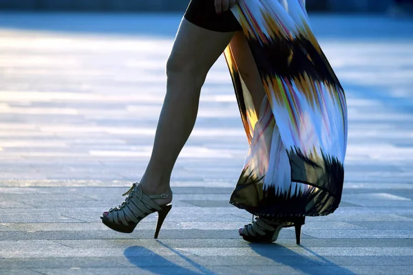 バックライト太陽の下で女性の足を歩いてください。 — ストック写真