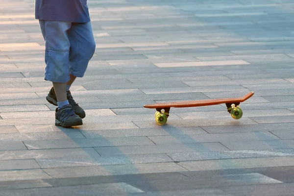 Νέοι ιππασίας σε ένα skateboard — Φωτογραφία Αρχείου