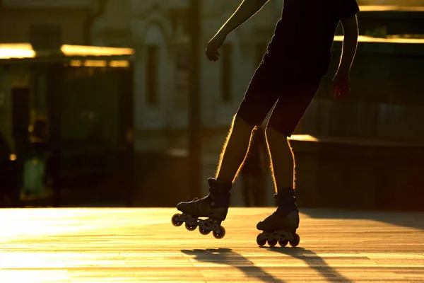 Paires de jambes silhouette sur patins à roulettes — Photo