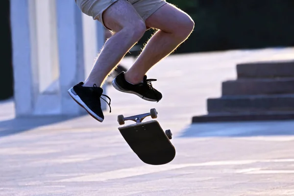 Saltare a ciotola un ragazzo su uno skateboard — Foto Stock