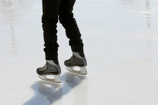 Patinaje sobre el hielo en tiempo soleado — Foto de Stock