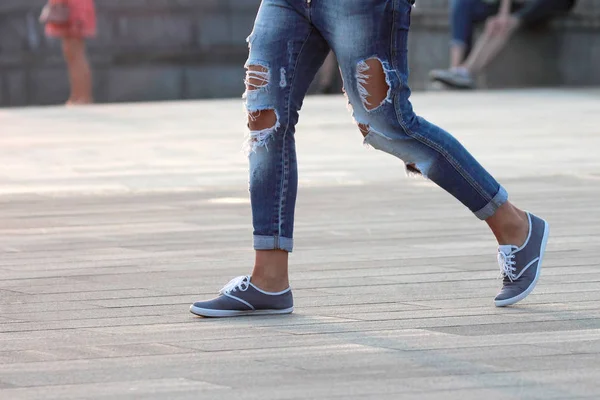 Walking man i rippade jeans — Stockfoto