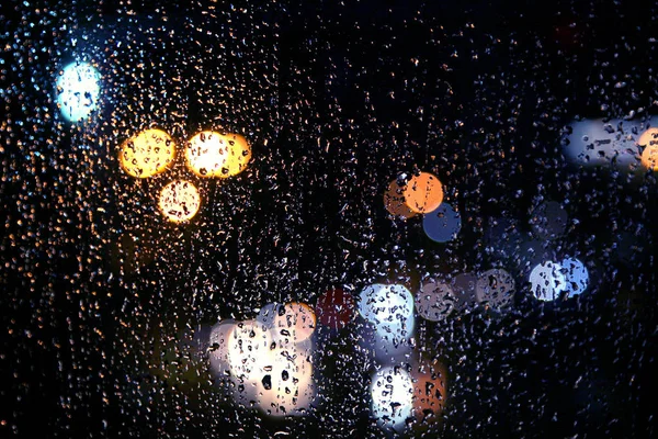 Силуэты света за дождливым окном — стоковое фото