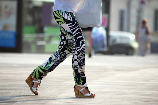 Nohy žena chůze na náměstí města — Stock fotografie