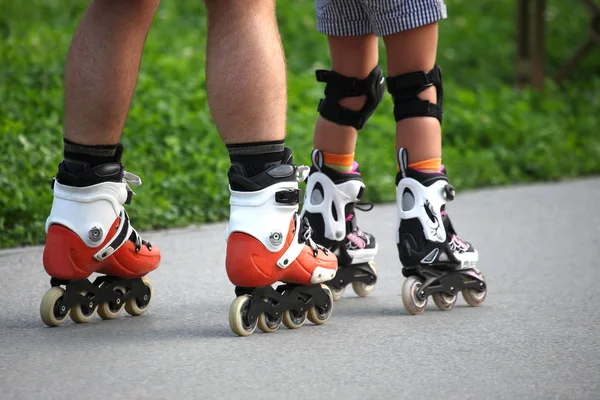 Due paia di gambe sui pattini a rotelle — Foto Stock