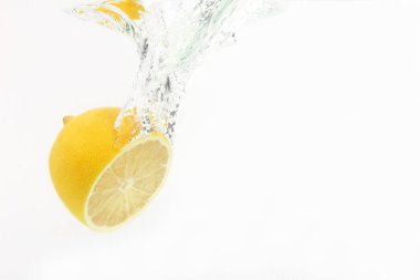 su beyaz zemin üzerine limon damla