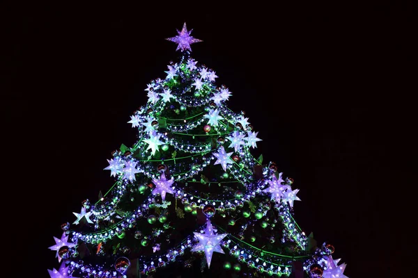 Διακοσμημένα με στολίδια και γιρλάντες χριστουγεννιάτικο δέντρο — Φωτογραφία Αρχείου