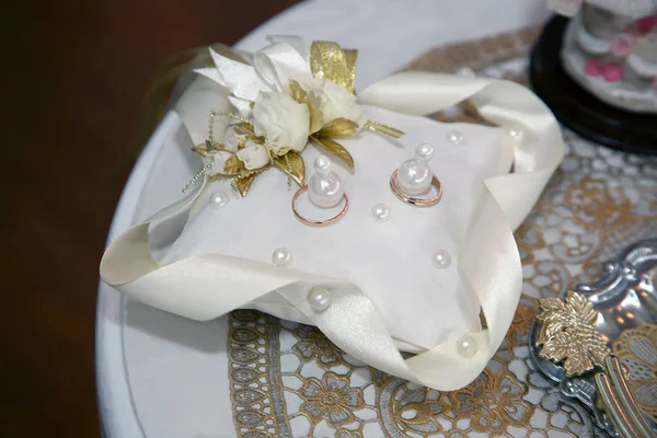 Anillos de oro para la boda están en almohada decorativa — Foto de Stock