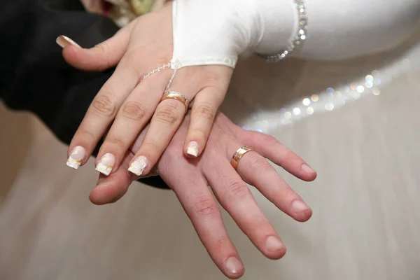 Nevěsta a ženich Ukázat své ruce nosí snubní prsteny — Stock fotografie