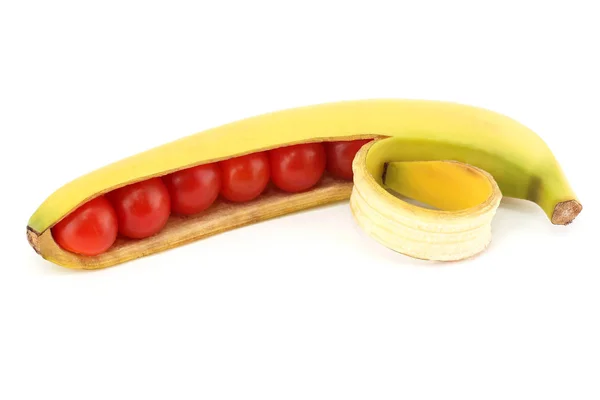 Помідори в мушлі банана — стокове фото