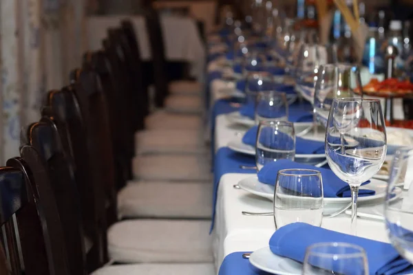 Servindo mesa de banquete em um restaurante em estilo azul e branco — Fotografia de Stock