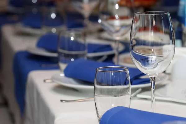 Servindo mesa de banquete em um restaurante em estilo azul e branco — Fotografia de Stock