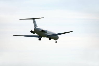 mavi gökyüzünde uçan jet yolcu uçağı