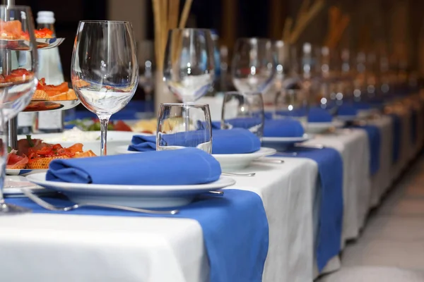 Servindo mesa de banquete em um restaurante em estilo azul e branco — Fotografia de Stock