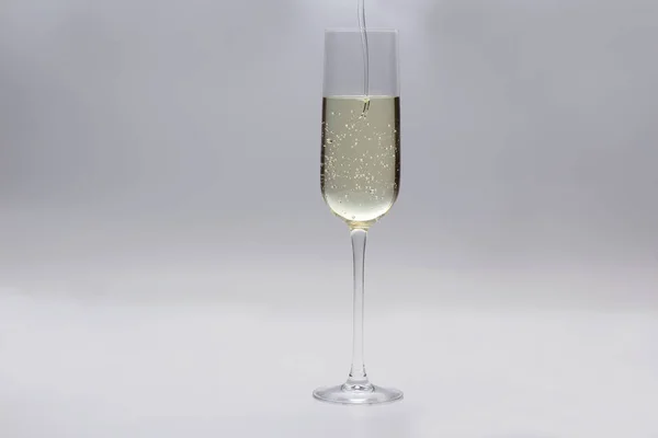 Lo champagne viene versato in un bicchiere — Foto Stock