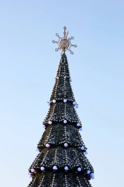 Різдвяна прикрашена ялинка на фоні блакитного неба — стокове фото