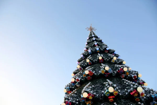 Χριστούγεννα διακόσμηση χριστουγεννιάτικο δέντρο στο φόντο του μπλε του ουρανού — Φωτογραφία Αρχείου