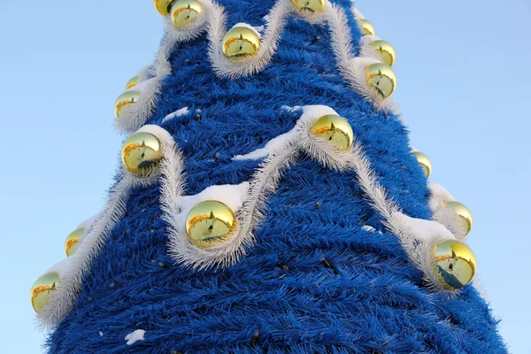 Эта часть голубой декоративной елки на небосклоне — стоковое фото