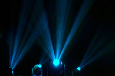 projektörler aydınlatmak için karanlıkta parlayan