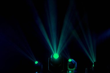 projektörler aydınlatmak için karanlıkta parlayan