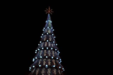 baubles ve çelenk Noel ağacı ile dekore edilmiş 