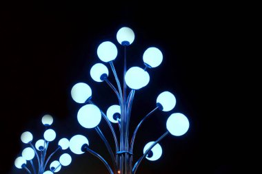 neon ışıkları topları yanıp sönen ile metal direk