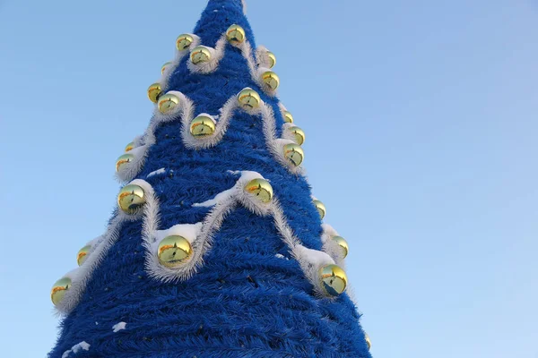 Голубая декоративная елка на фоне неба — стоковое фото