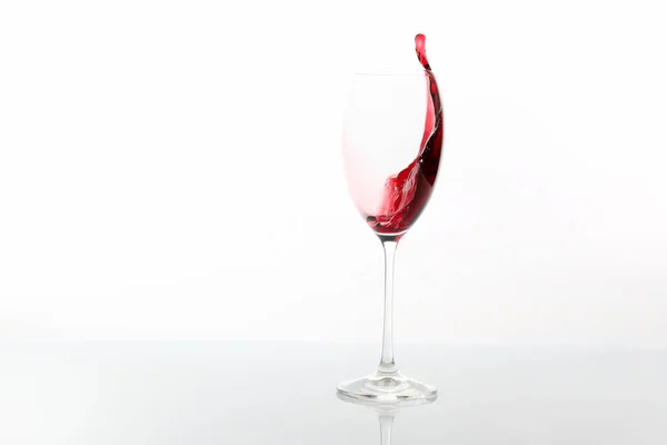 Rode wijn gegoten uit een glas — Stockfoto