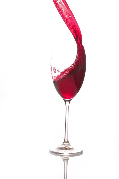 Vin rouge versé d'un verre — Photo