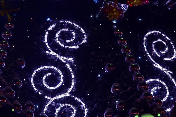 Grinalda luz e bolas de árvore de Natal — Fotografia de Stock