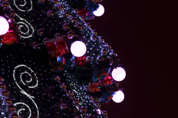 Grinalda luz e bolas de árvore de Natal — Fotografia de Stock