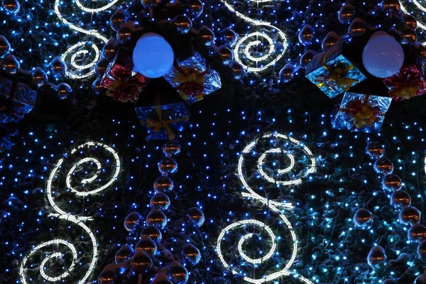 Grinalda luz e bolas de árvore de Natal — Fotografia de Stock