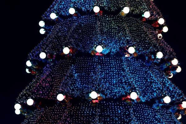 Ελαφριά γιρλάντα και μπάλες του Χριστουγεννιάτικου δέντρου — Φωτογραφία Αρχείου