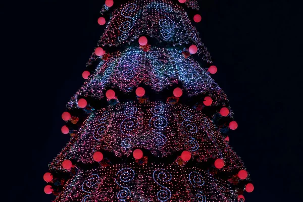 Decoração luz guirlanda e bolas de árvore de Natal — Fotografia de Stock