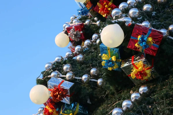 Μέρος του το μεγάλο υπαίθρια διακόσμηση χριστουγεννιάτικο δέντρο — Φωτογραφία Αρχείου