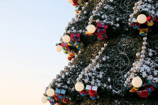 Parte del gran árbol de Navidad al aire libre — Foto de Stock