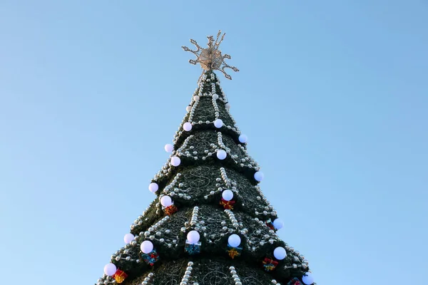 Διακοσμημένο χριστουγεννιάτικο δέντρο στο φόντο του μπλε ουρανού — Φωτογραφία Αρχείου
