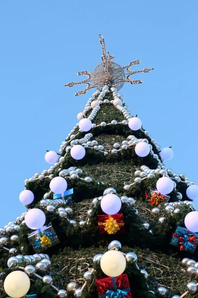 Decorated Christmas tree on the background of blue sky — Stock Photo, Image