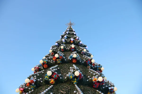 Διακοσμημένο χριστουγεννιάτικο δέντρο στο φόντο του μπλε ουρανού — Φωτογραφία Αρχείου