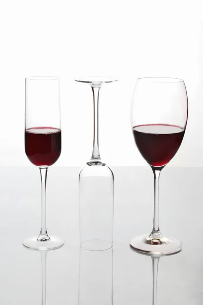 Copas con vino tinto sobre un fondo claro — Foto de Stock