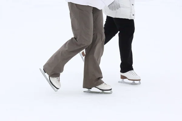 Patinaje a pie de dos chicas en la pista de hielo — Foto de Stock