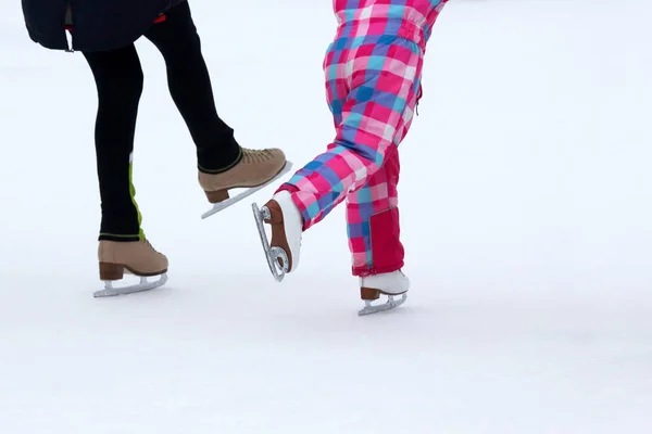 Crianças patinar na pista de gelo — Fotografia de Stock