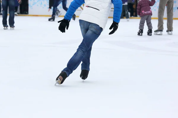 Gente patinando en la pista de hielo — Foto de Stock