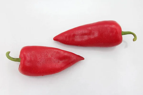 Dwa jasne czerwone papryki słodkiej, na białym tle — Zdjęcie stockowe