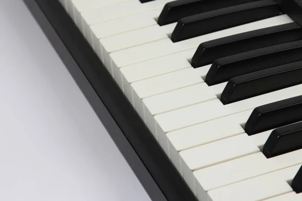 Το closeup πλήκτρα πιάνου σε άσπρο φόντο — Φωτογραφία Αρχείου