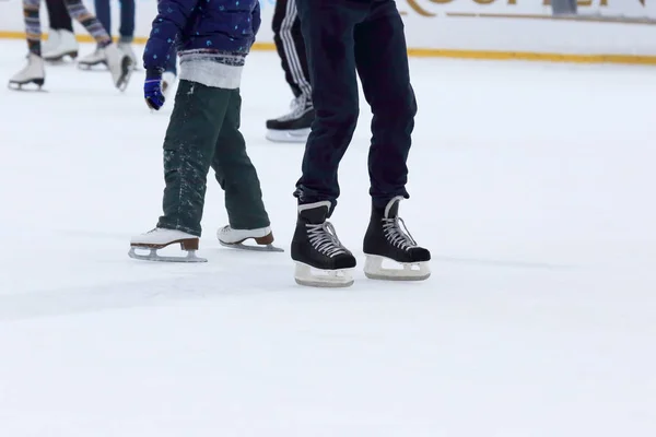 Gente patinando en la pista de hielo — Foto de Stock