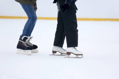 bir adam bir buz pistinde paten bacaklar