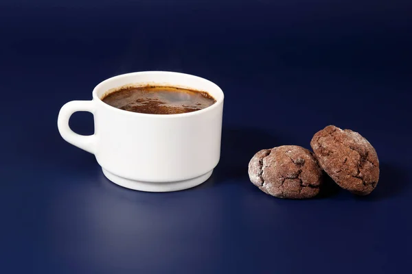 熱いブラック コーヒーとクッキーの青の背景に白いカップ — ストック写真